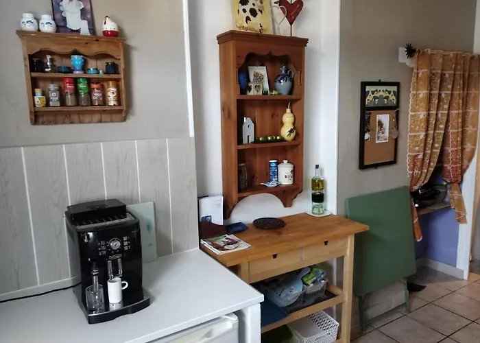 Cute 1-Bed Cottage With View Across Park.