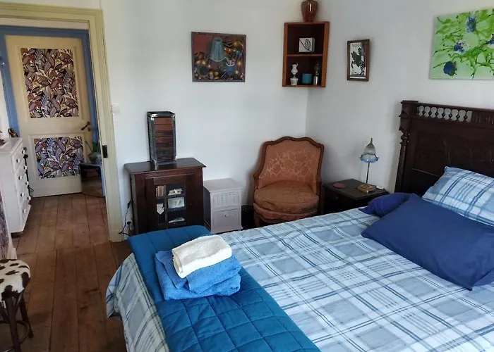 Cute 1-Bed Cottage With View Across Park.